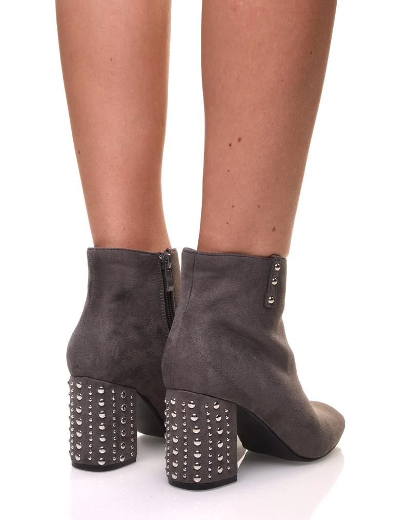 Bottines en suédine grises à talons cloutés