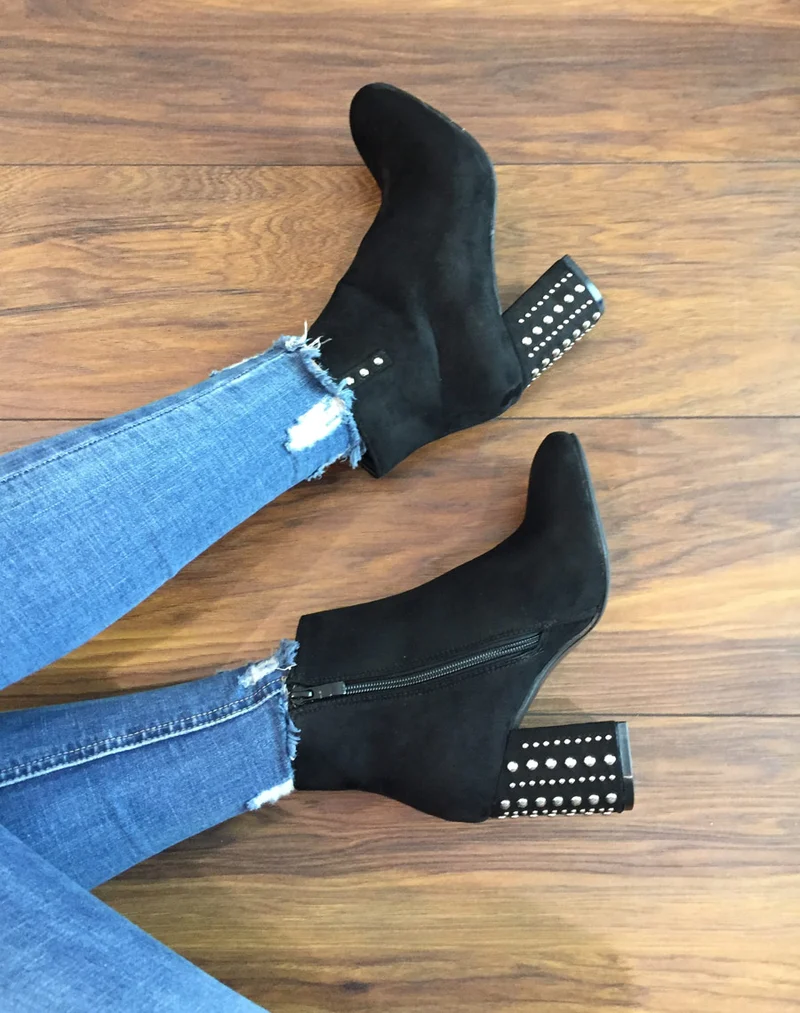 Bottines en suédine noires à talons cloutés