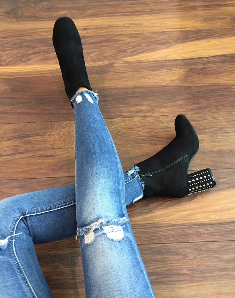 Bottines en suédine noires à talons cloutés