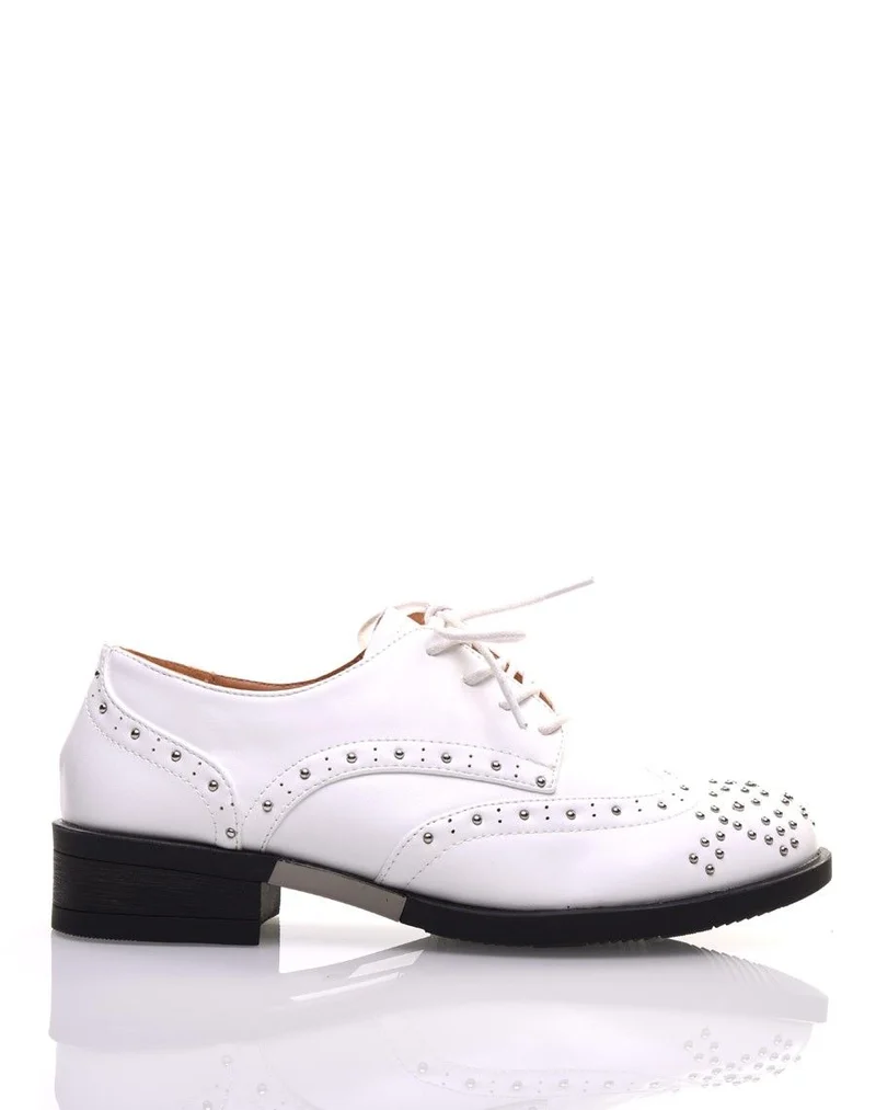 Derbies blanches cloutées