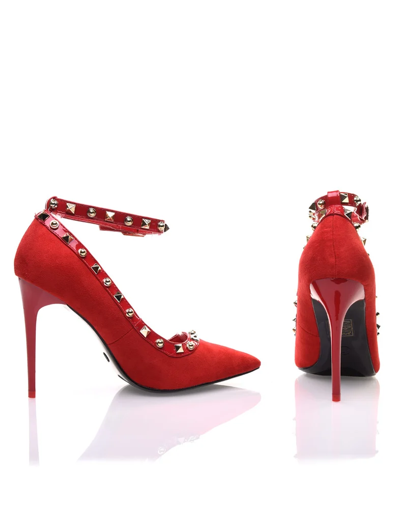Escarpins rouges cloutés