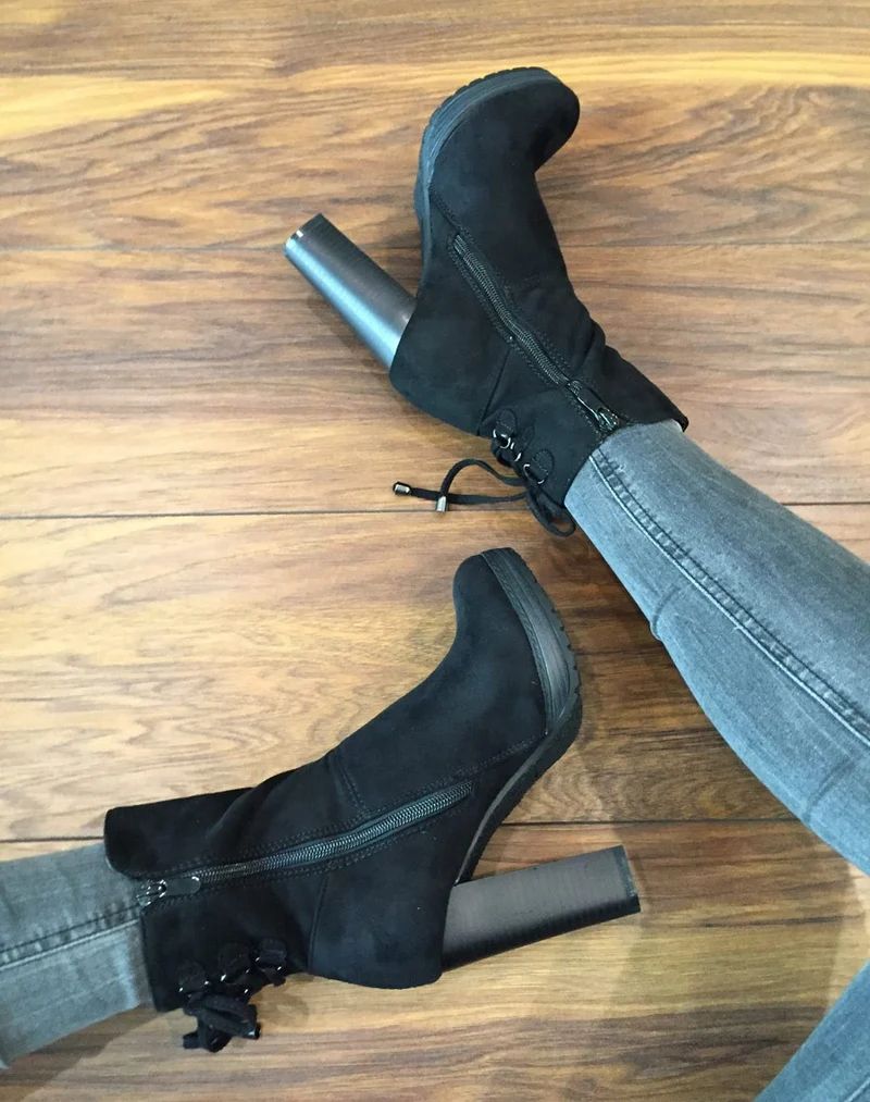 Bottines hautes noires à talons & lacet façon corset