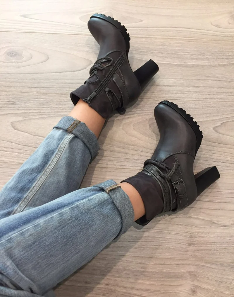 Bottines grises bi matières à talons et lanières multiples