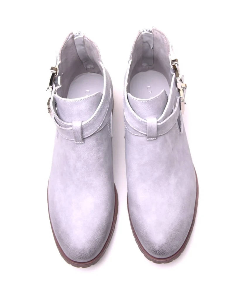 Bottines basses gris clair ajourées avec lanières