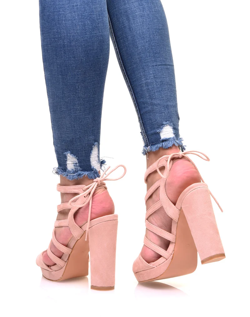 Sandales roses en suédine à talons épais