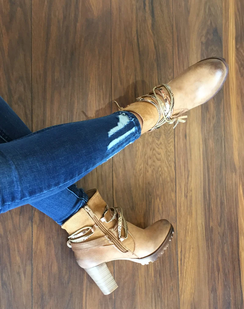 Bottines beiges bi matières à talons et lanières multiples