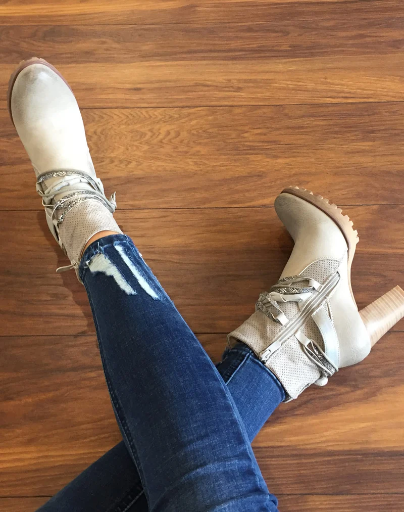 Bottines gris clair bi matières à talons et lanières multiples