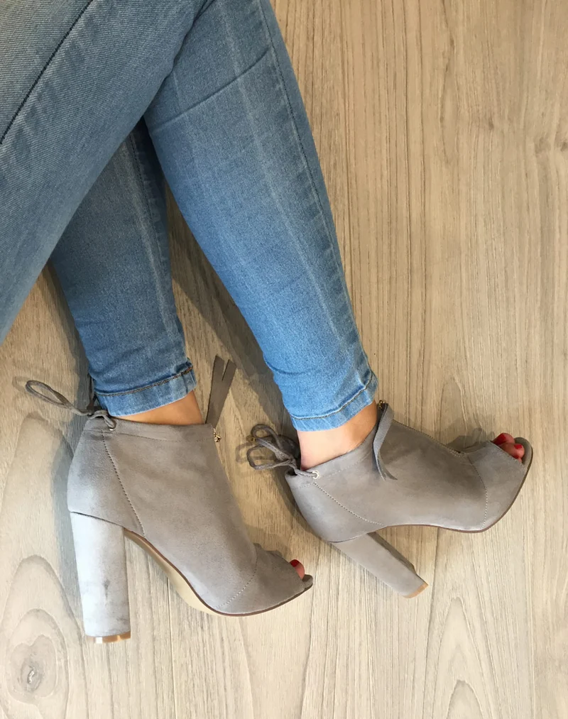 Sandales grises à talons en suédine
