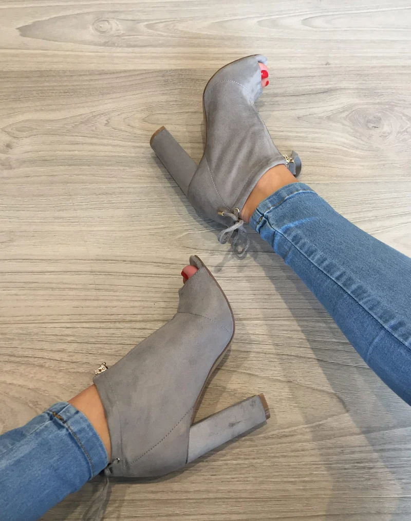 Sandales grises à talons en suédine