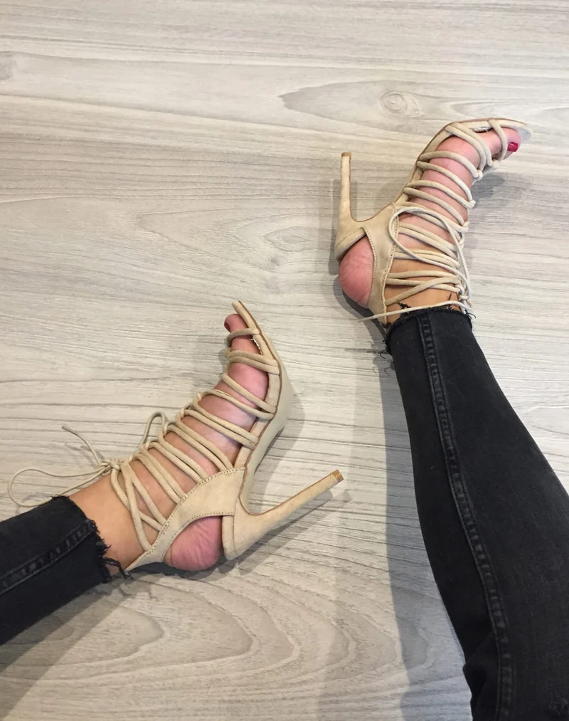 Sandales beiges à talons lacées en suédine