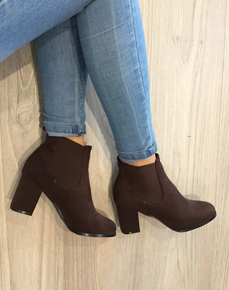 Bottines marron à talon mi haut en suédine