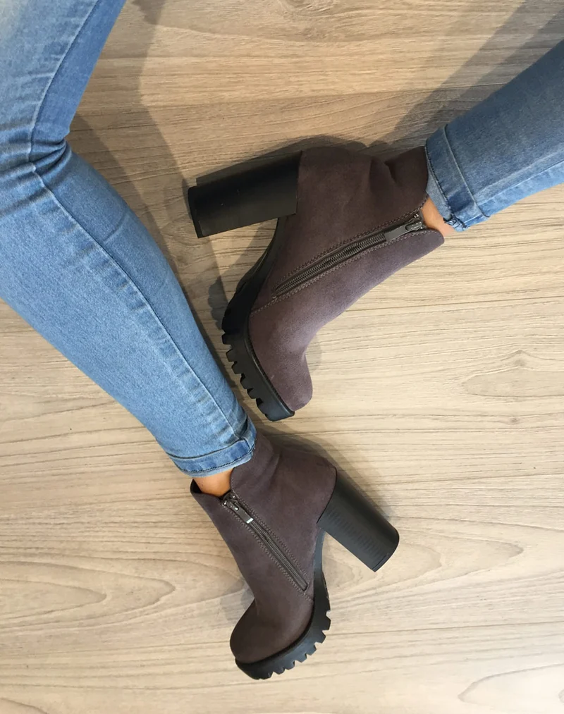 Bottines en suédine grises avec grosse semelle et talon