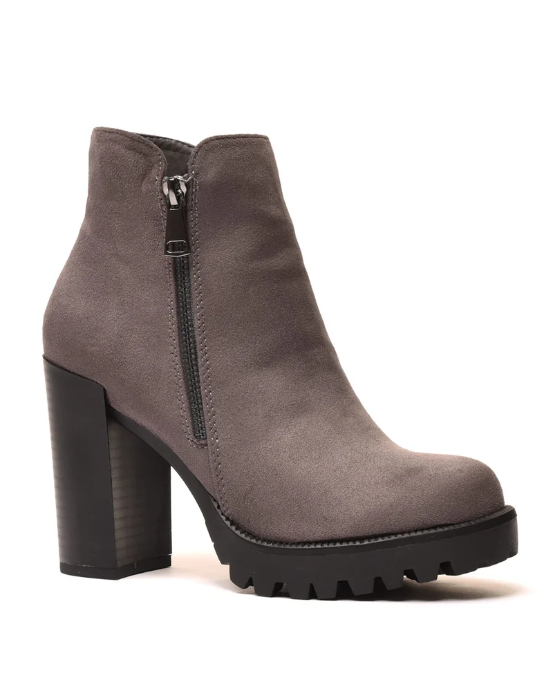 Bottines en suédine grises avec grosse semelle et talon