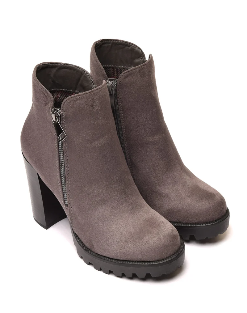 Bottines en suédine grises avec grosse semelle et talon