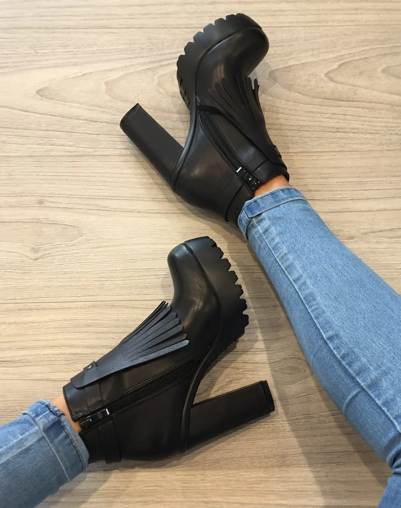 Bottines noires à franges et plateforme