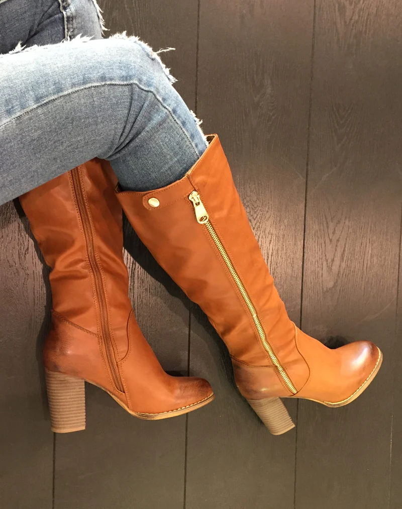 Bottes à talons camelles avec fermeture éclair décorative