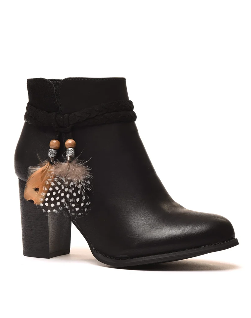 Bottines à talons noires avec plumes
