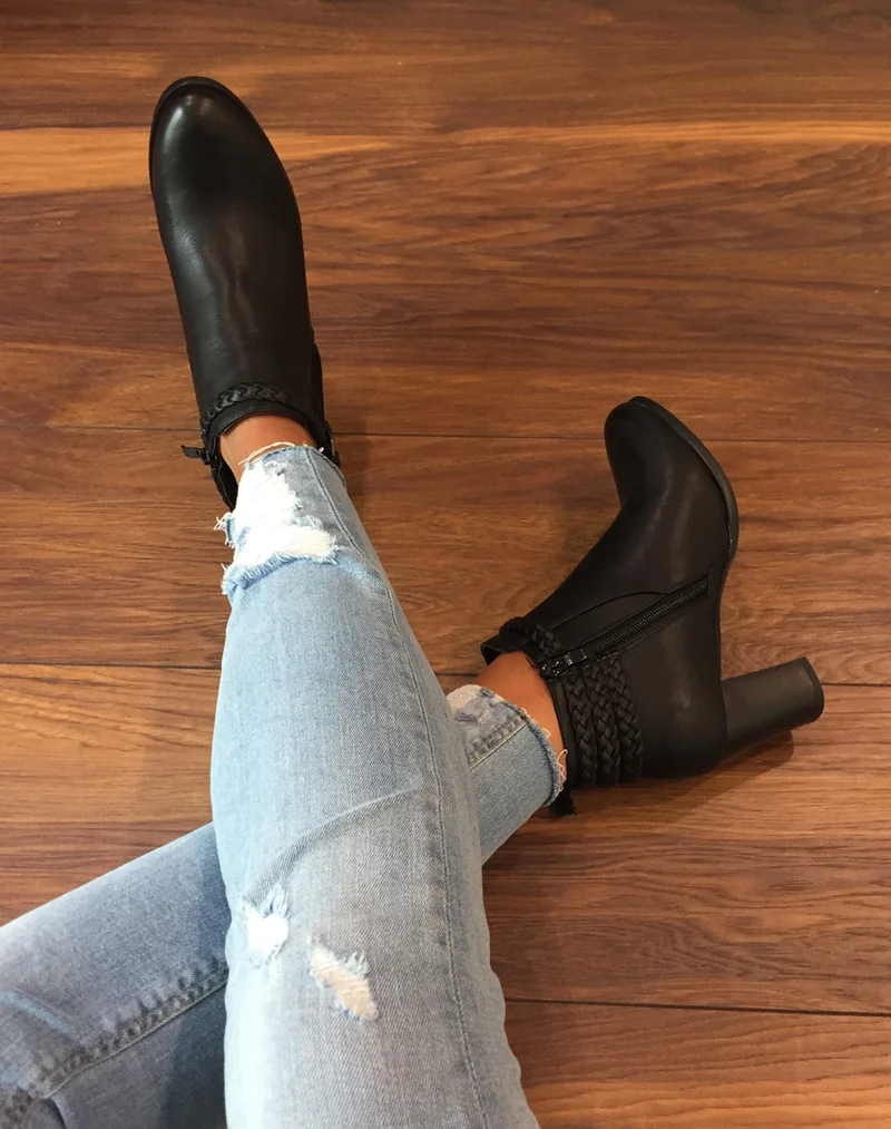 Bottines à talons noires avec lanières tressées