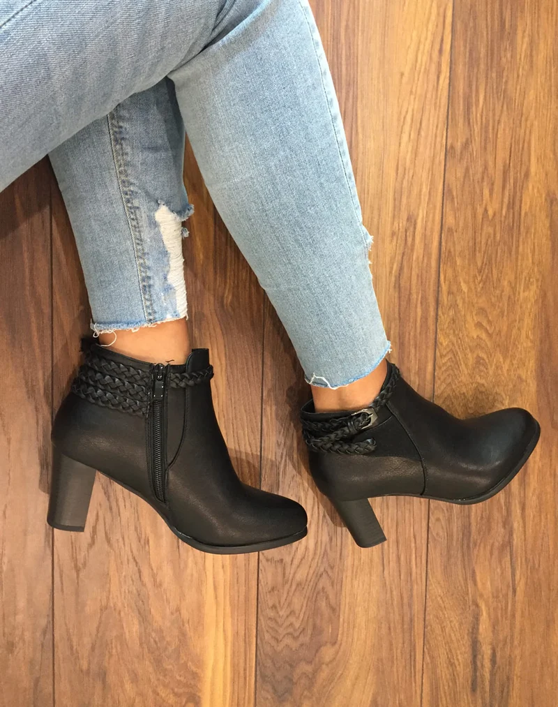 Bottines à talons noires avec lanières tressées
