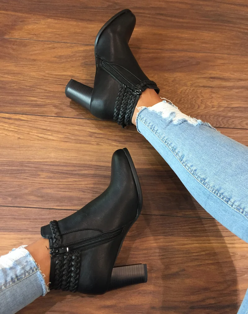 Bottines à talons noires avec lanières tressées