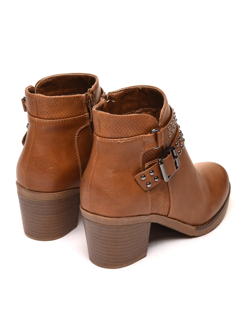 Bottines camelles avec sangles cloutées