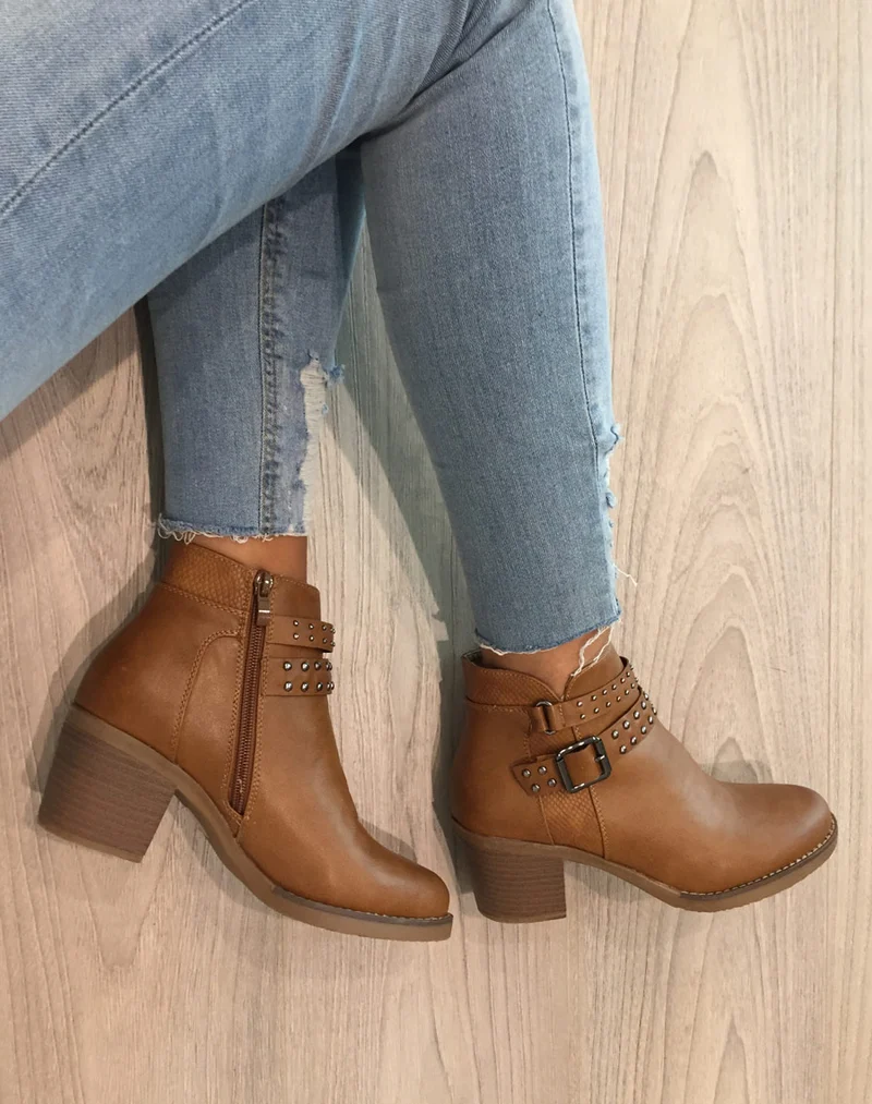 Bottines camelles avec sangles cloutées