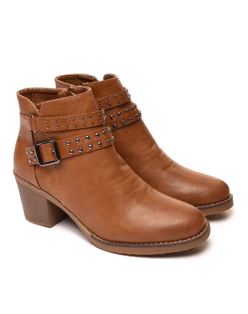 Bottines camelles avec sangles cloutées