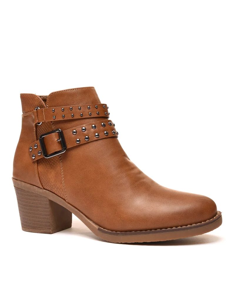 Bottines camelles avec sangles cloutées