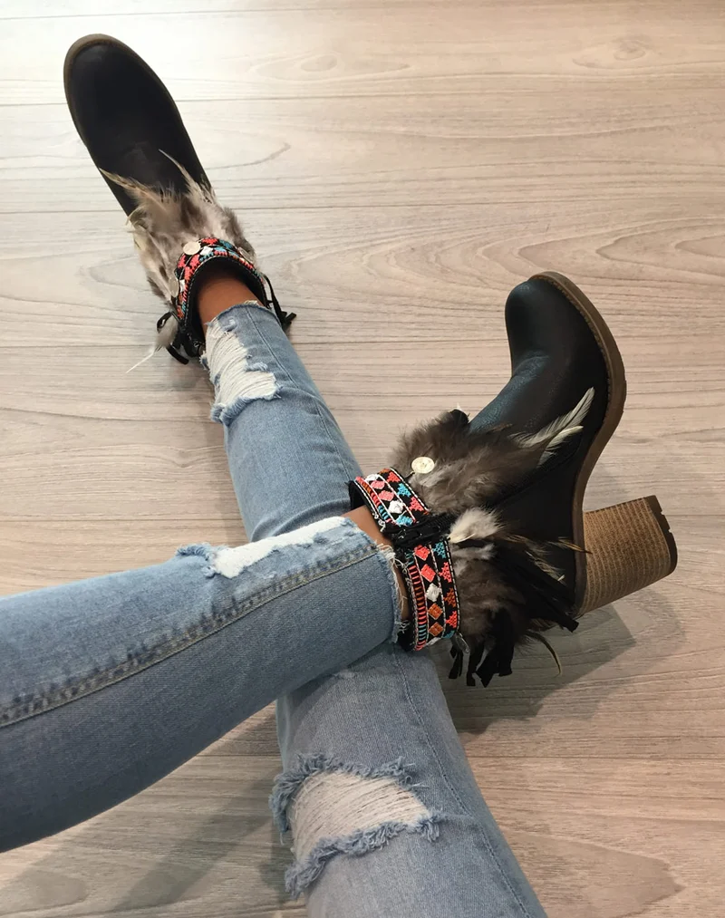 Bottines à talons ethniques noires