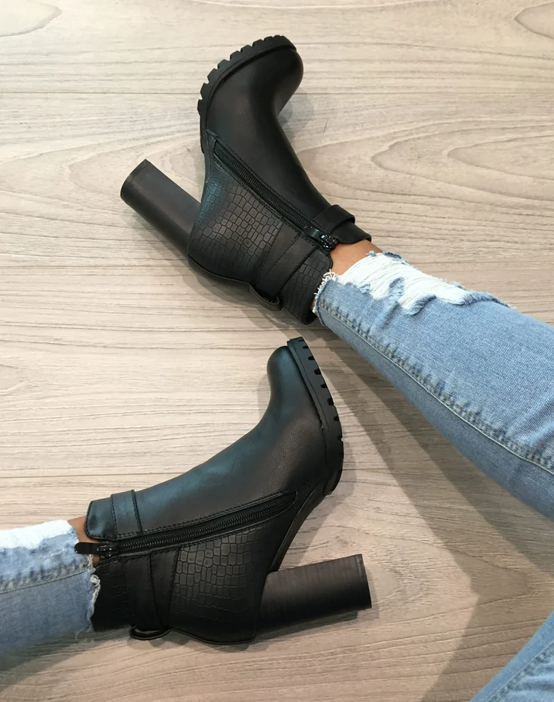 Bottines noires à talons bi matières à sangle décorative