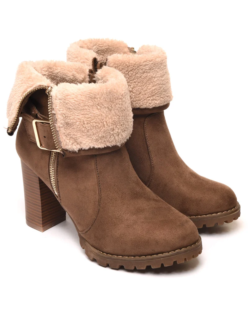 Bottines fourrées taupes avec fourrure sur le rabat