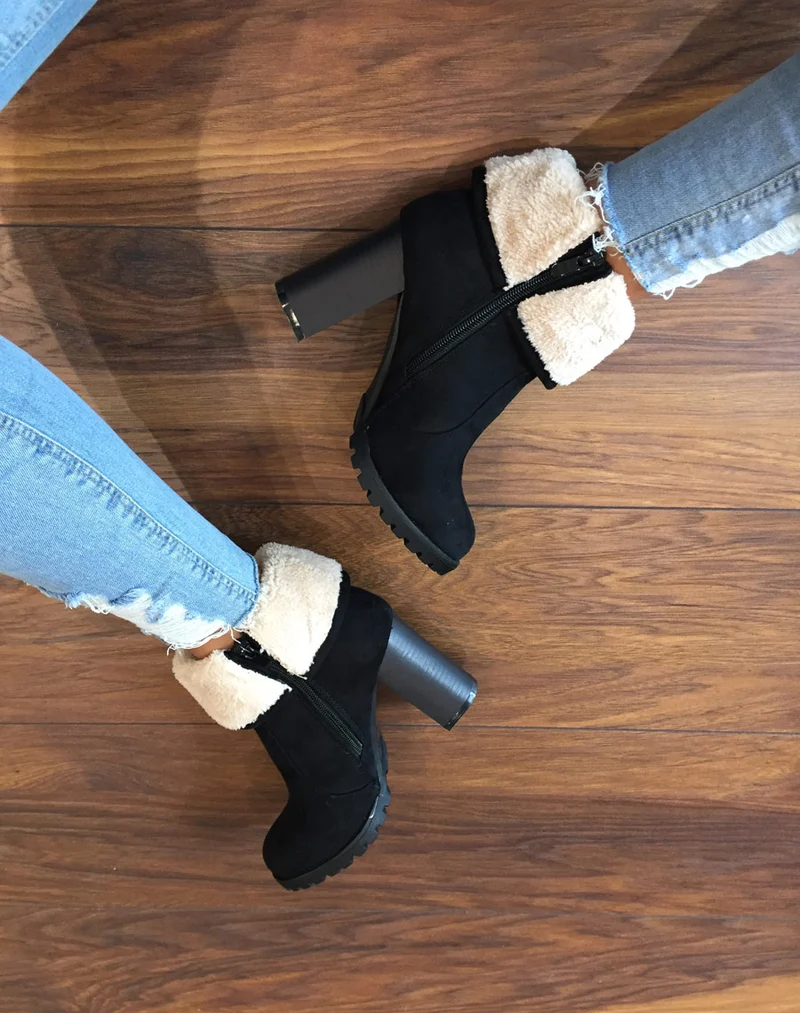 Bottines fourrées noires avec fourrure sur le rabat