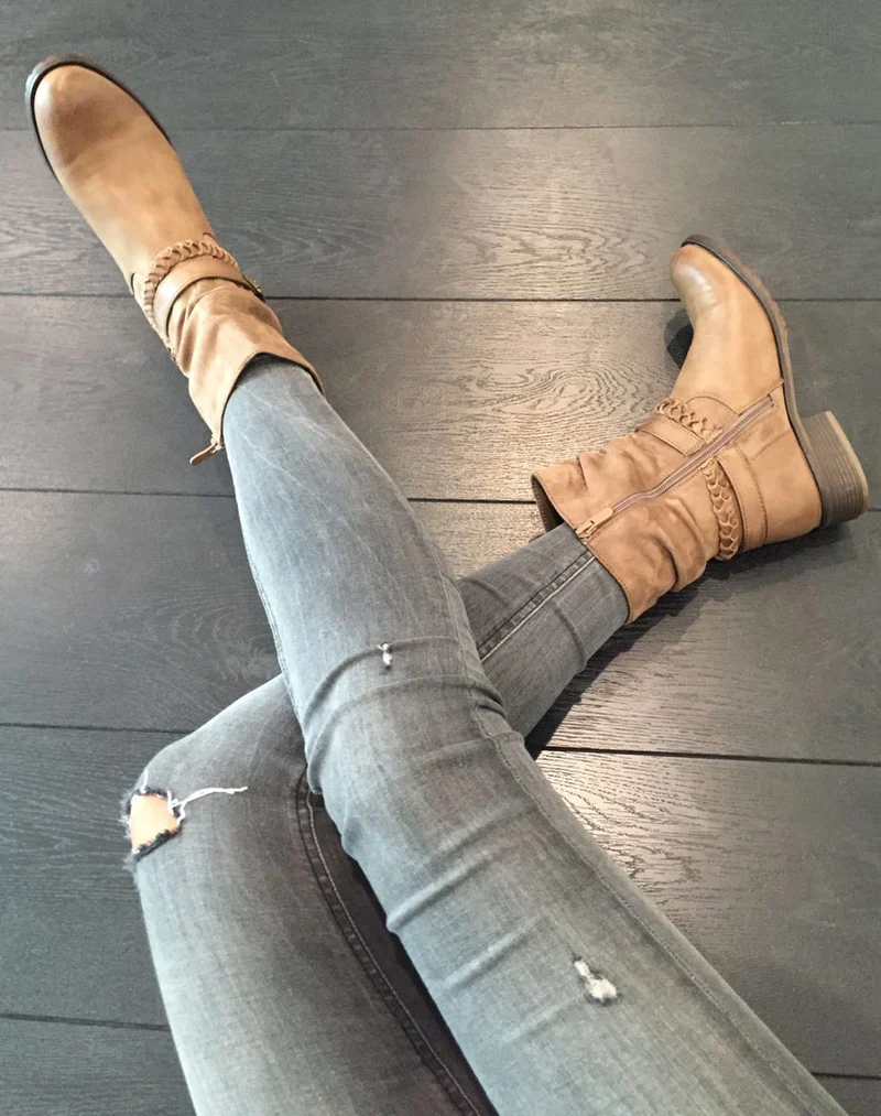 Bottines plates taupes avec lanières multiples et bi matières