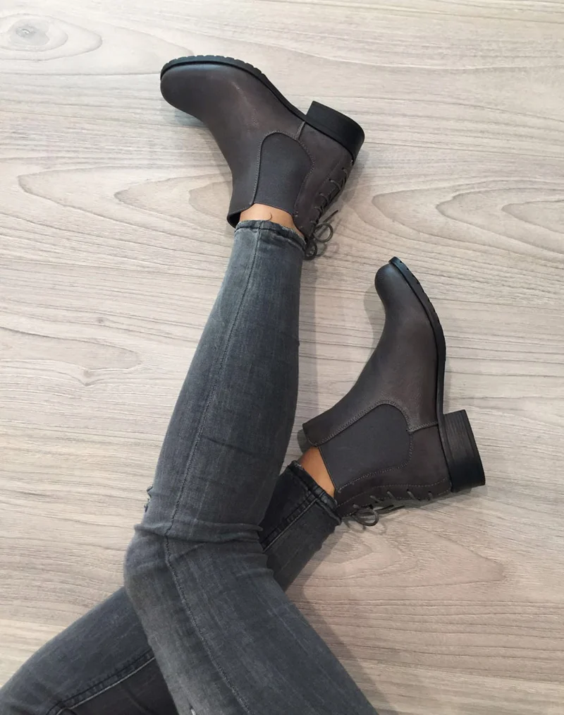 Bottines plates bi matières grises avec lacet décoratif arrière