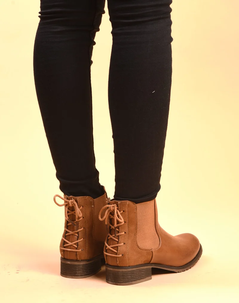 Bottines plates bi matières camel avec lacet décoratif arrière