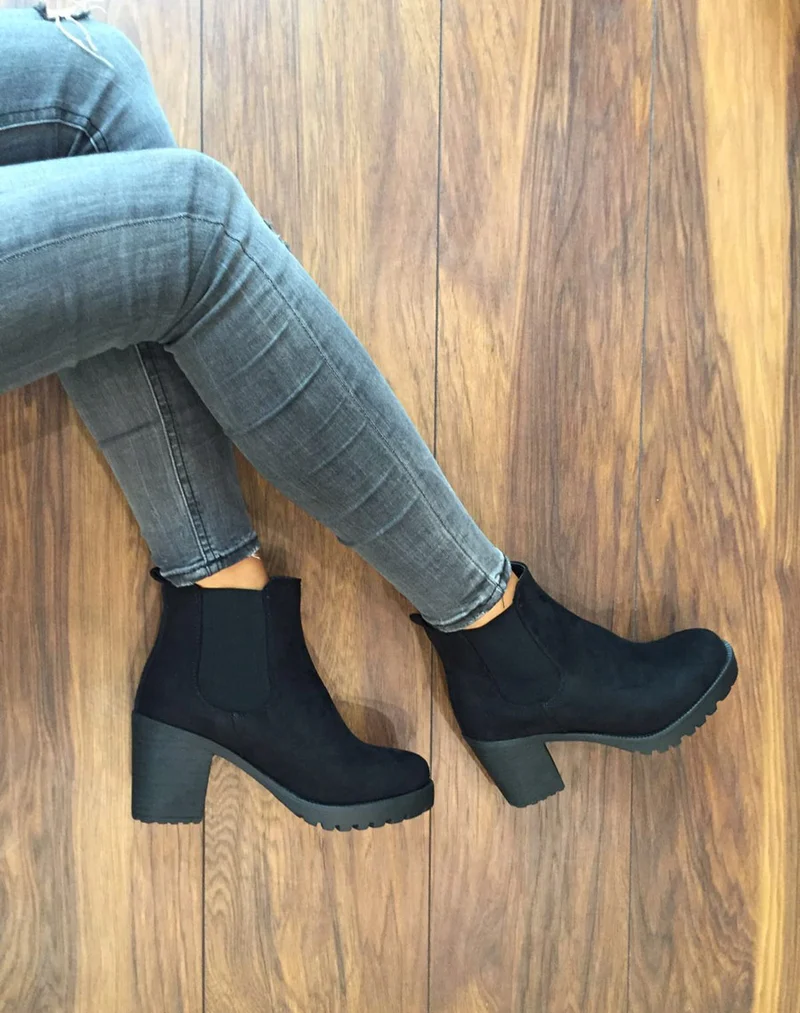 Bottines noires avec semelle crantée & talon mi haut