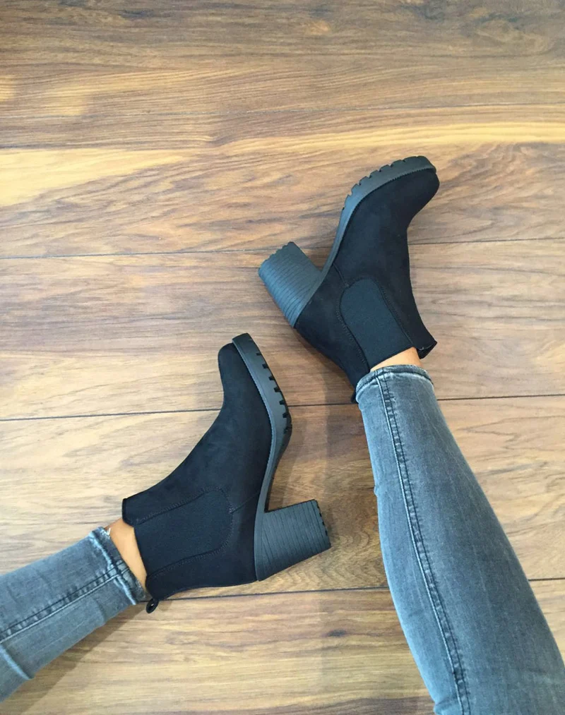 Bottines noires avec semelle crantée & talon mi haut