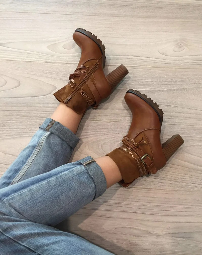 Bottines camel bi matières à talons et lanières multiples