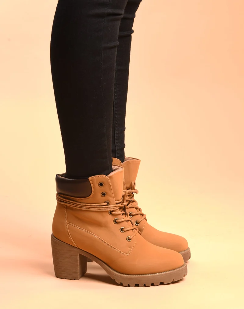 Bottines camel talons à lacets