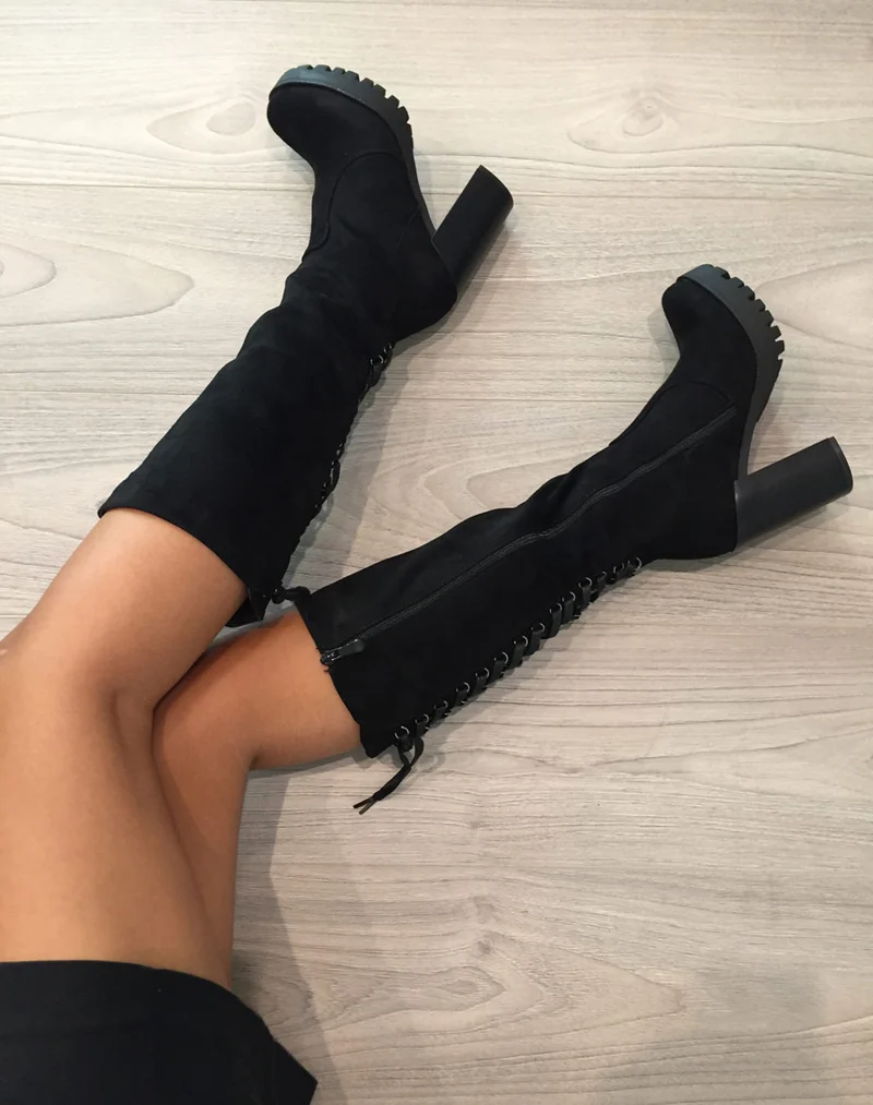 Bottes noires avec lacet façon corset à l'arrière