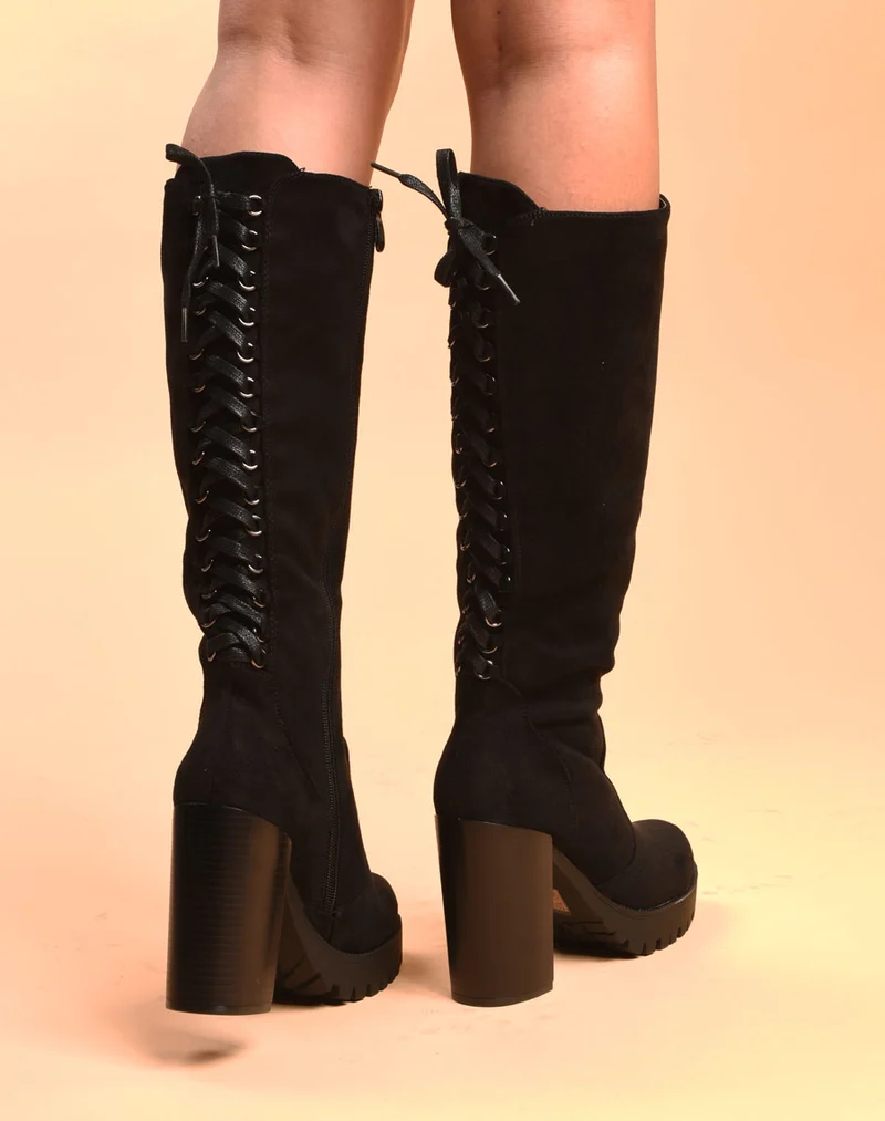 Bottes noires avec lacet façon corset à l'arrière