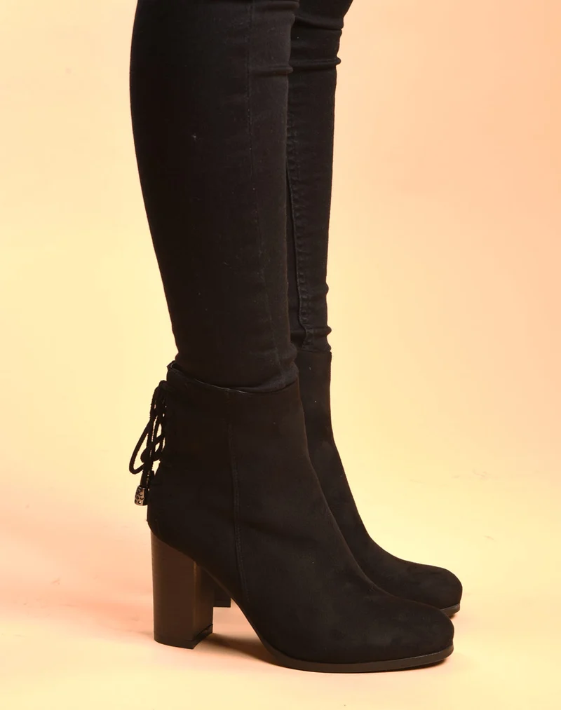 Bottines à talons noires avec lacet arrière décoratif