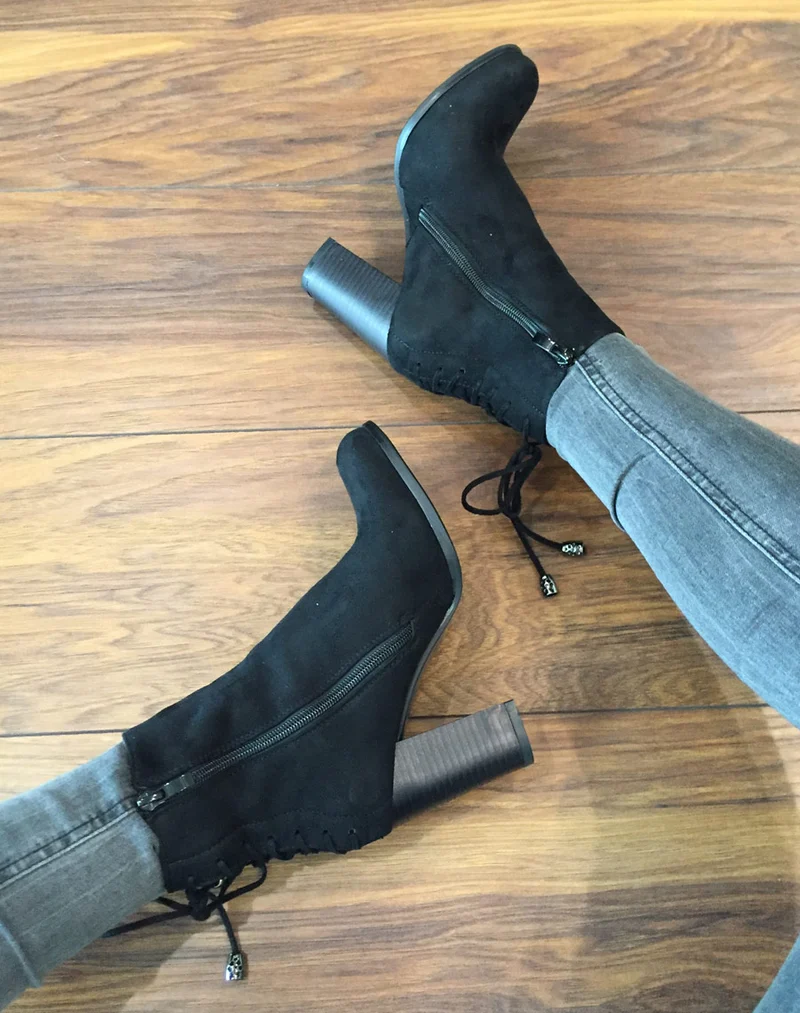Bottines à talons noires avec lacet arrière décoratif