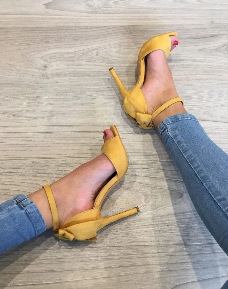 Escarpins en suédine jaunes à talons