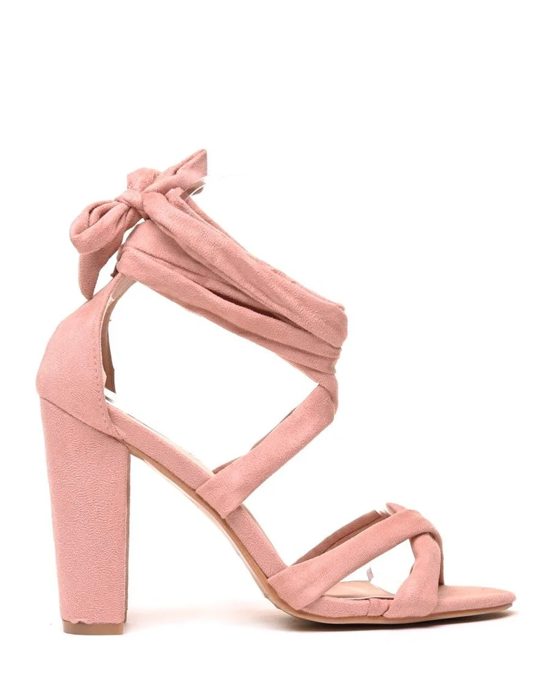 Sandales lacées rose pâle à talons en suédine