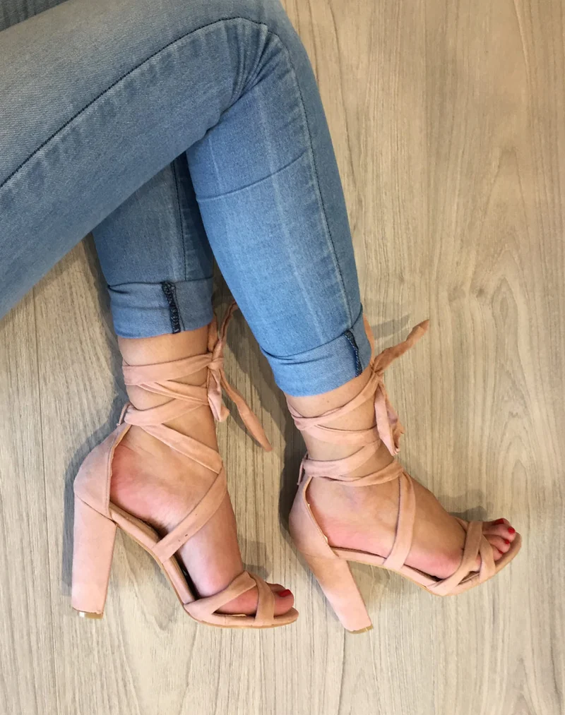 Sandales lacées rose pâle à talons en suédine