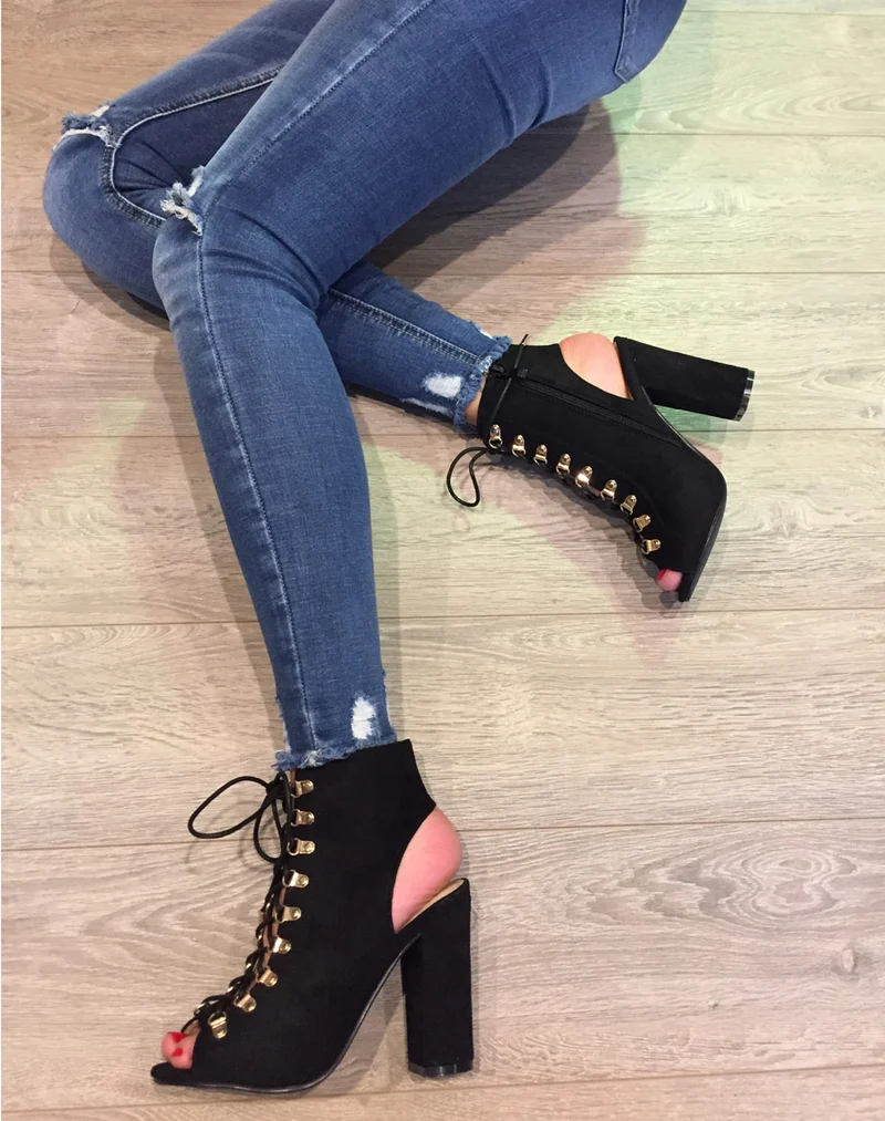Sandales en suédines ouvertes noires à talons