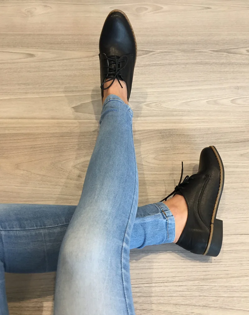 Derbies noires foncées à lacets