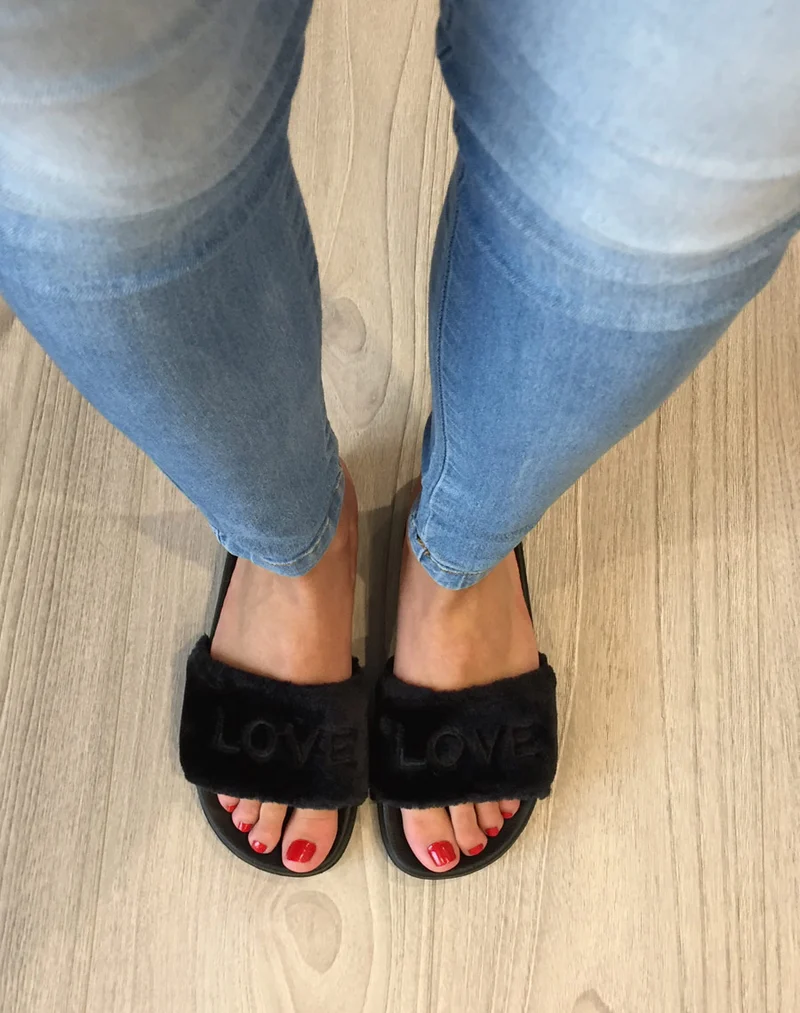 Claquettes noires à fourrure Love