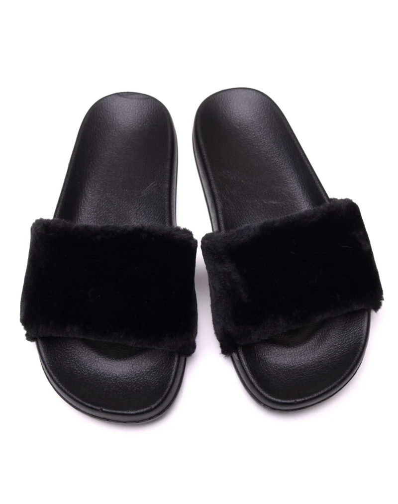 Claquettes noires à fourrure